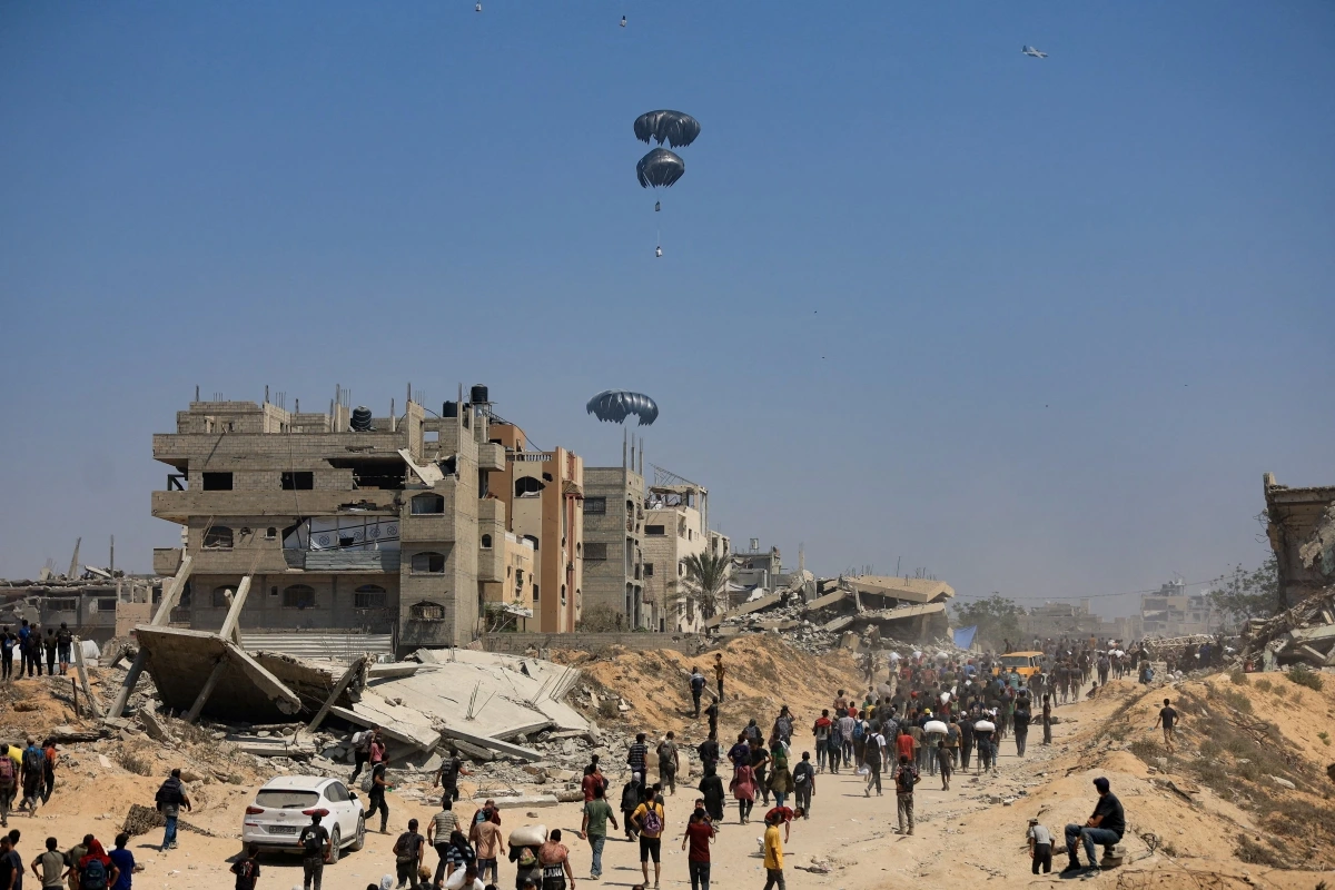 Hàng cứu trợ được thả xuống Gaza. (Ảnh: Reuters)
