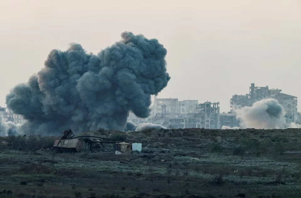 Khói bốc lên từ Dải Gaza sau một cuộc không kích, nhìn từ phía Israel gần biên giới với Gaza, ngày 7/8/2025. Ảnh: Reuters
