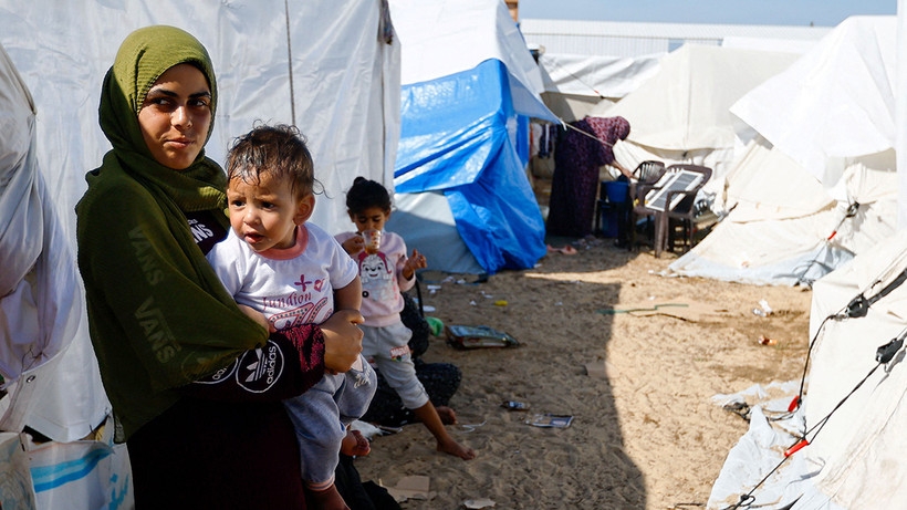 Người dân Palestine tại một trại tị nạn ở Dải Gaza. Ảnh: Reuters.