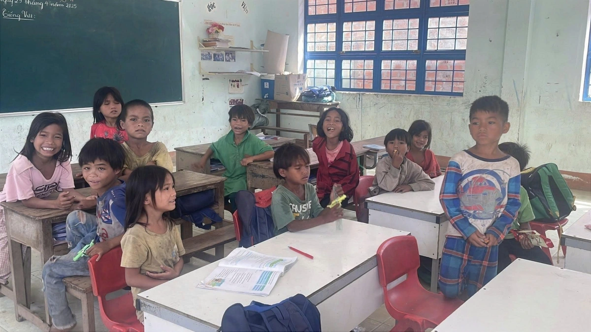 Ưu tiên đầu tư cho giáo dục vùng khó khăn như: xây trường học đồng bộ với các phòng học bộ môn, chỗ ở cho giáo viên...