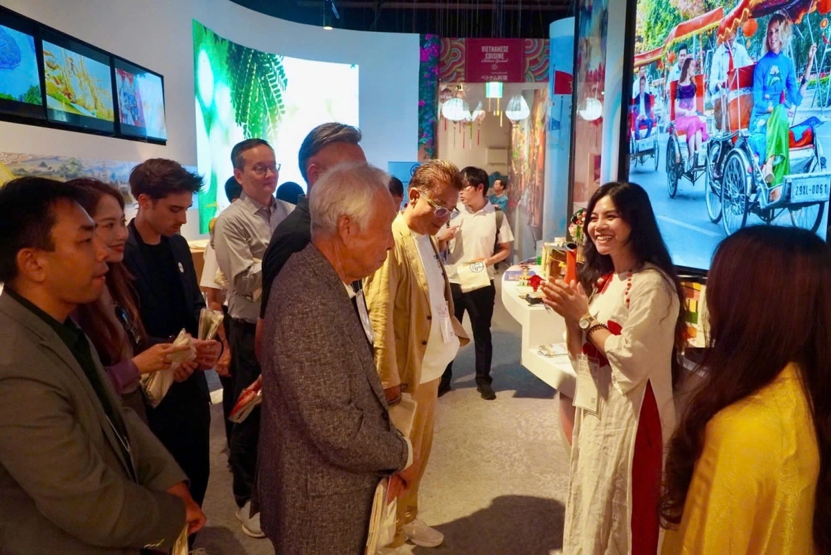 Khách tham quan tìm hiểu những nét đặc sắc về Hà Nội và Nhà Triển lãm Việt Nam tại EXPO 2025. Nguồn: Sở Du lịch Hà Nội