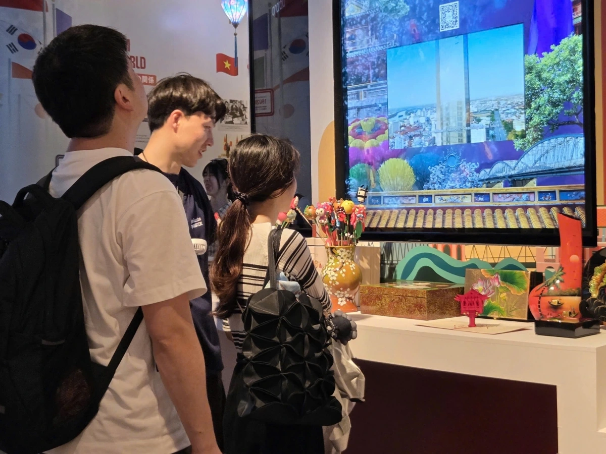Khách tham quan trải nghiệm không gian Hà Nội trong Nhà Triển lãm Việt Nam tại EXPO 2025 Osaka. Nguồn: Sở Du lịch Hà Nội