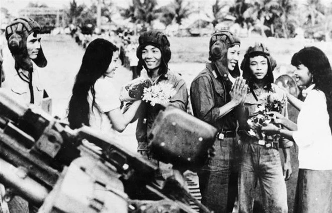 Sau chiến thắng 30/4/1975, ngoại giao tiếp tục làm rõ tính chính nghĩa của nhiệm vụ quốc tế cao cả của Việt Nam giúp nhân dân Campuchia thoát khỏi chế độ diệt chủng Pol Pot. Ảnh tư liệu. 