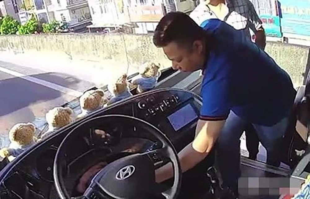 Bạo lực giao thông vẫn tồn tại, ẩn trong cách hành xử thiếu kiểm soát, thô bạo và bất chấp (Ảnh chụp từ camera phương tiện)