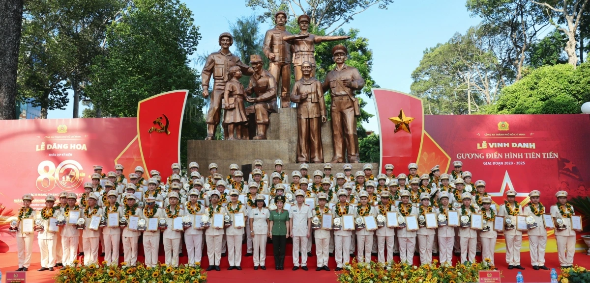 Công an TP.HCM vinh danh 80 gương điển hình tiên tiến toàn diện tiêu biểu. (Ảnh: Anh Tuấn)