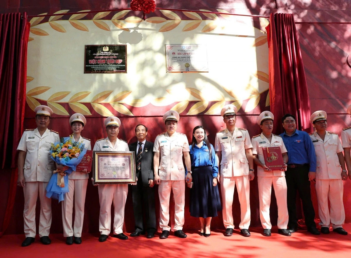 Tổ chức Kỷ lục Việt Nam (VietKings) trao bằng xác lập kỷ lục “Đường tranh bích họa có tổng diện tích lớn nhất Việt Nam” cho công trình này. (Ảnh: T.L)