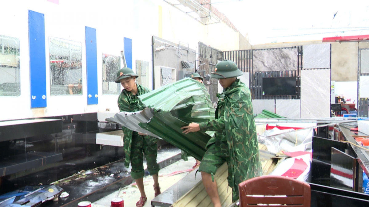 Lực lượng Bộ đội Biên phòng Hà Tĩnh khẩn trương điều động hàng trăm cán bộ chiến sỹ hỗ trợ bà con