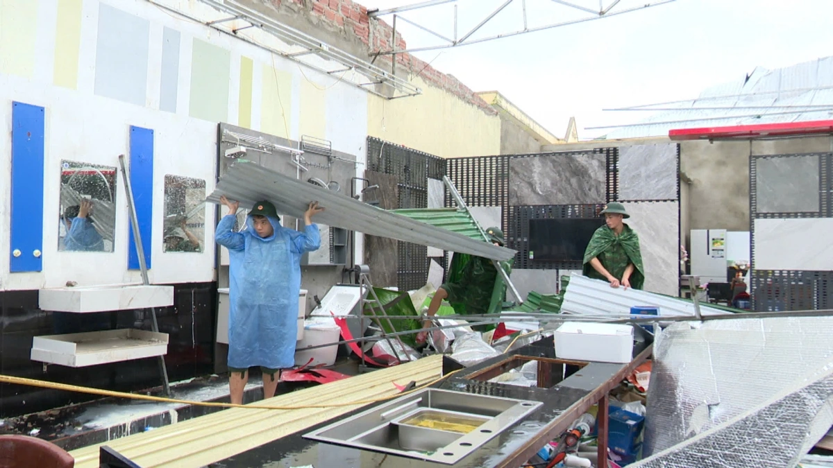 Bộ đội Biên phòng Hà Tĩnh giúp dân thu dọn đồ đạc, nhà cửa sau bão