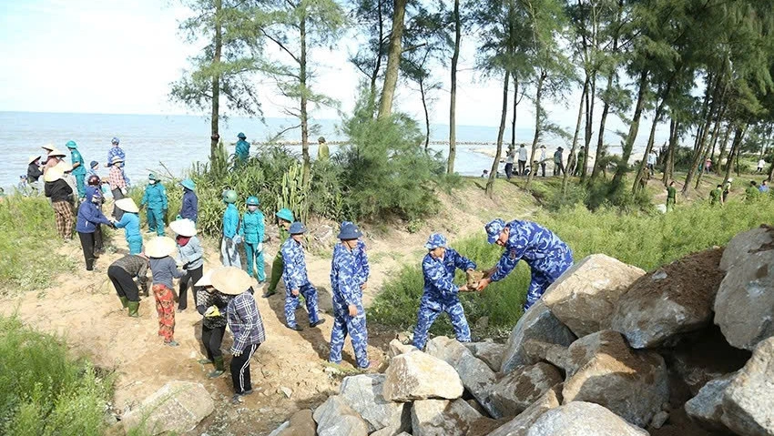 Cùng các lực lượng hộ đê Hội Thống, xã Đan Hải - một trong 4 điểm đê xung yếu nhất của tỉnh Hà Tĩnh