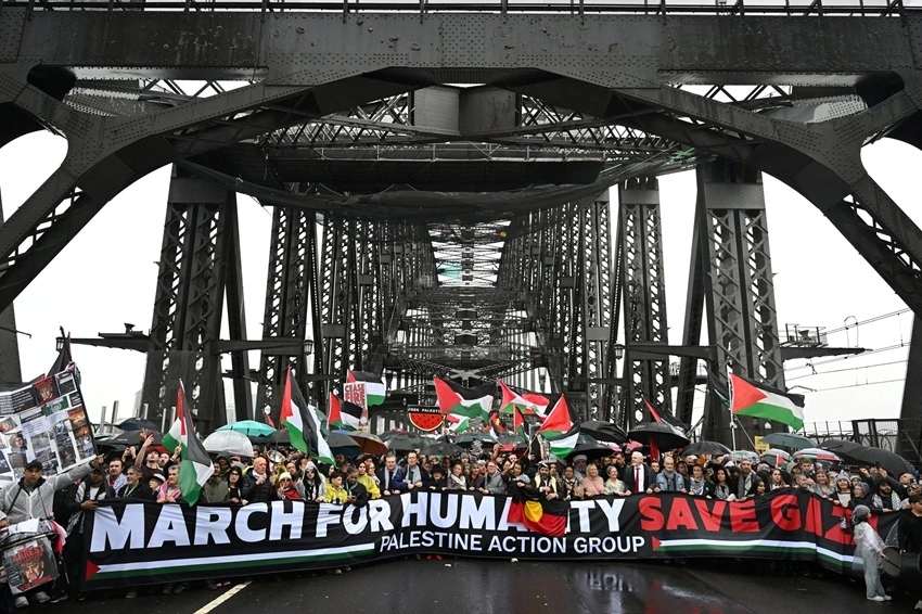 Hàng chục ngàn người tham gia cuộc tuần hành ủng hộ người Palestine tại Sydney. Ảnh: Reuters