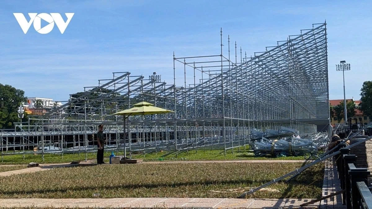 Nguyen Van Tho of Truong Son Construction Corporation said that the company has completed 99% of the workload, including paving the sidewalk, installing the drainage system, and planting grass and trees.