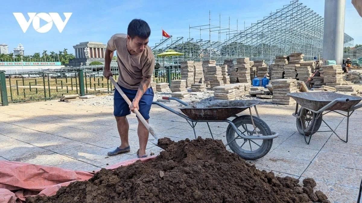 Nguyen Manh Linh, a worker from Nghe An, shares that his daily job involves carrying construction materials. He works eight hours a day, but he and his colleagues are always willing to stay for overtime when needed.