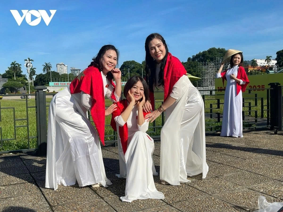 In recent days, the bustling atmosphere at Ba Dinh Square has attracted a large number of people in the capital, especially young people who take photos to keep memories on the country’s special occasion.