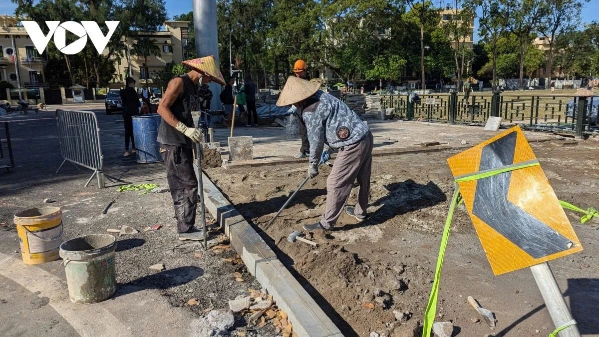 The project also includes installing watering, drainage and lighting systems, pouring concrete and resurfacing the expanded section of Hung Vuong Street; paving the sidewalks with exposed aggregate concrete, and building walkways for visitors.