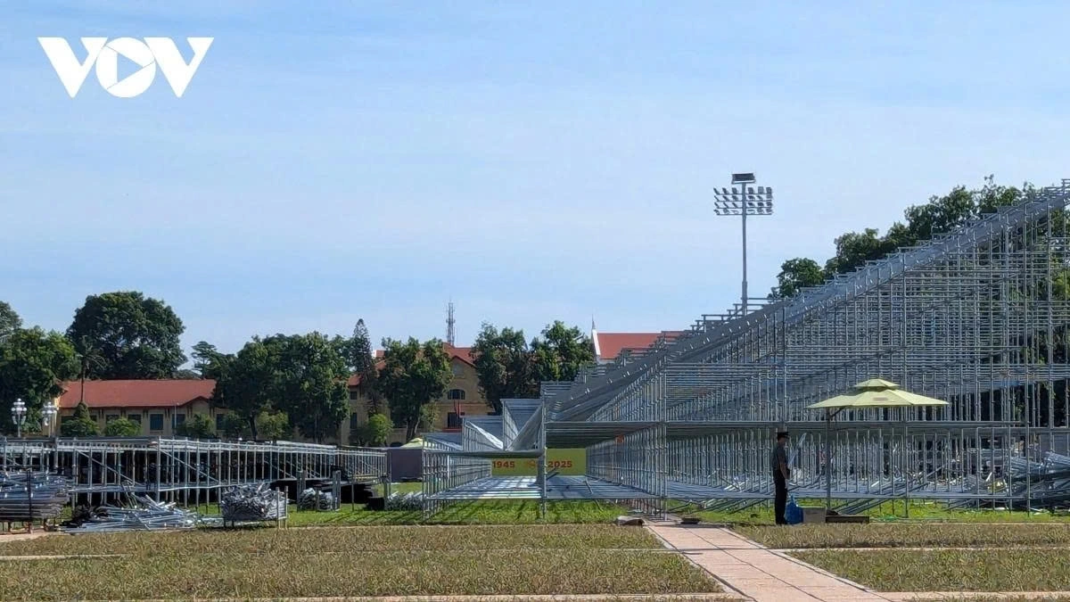 Two large, solidly built stands are being urgently assembled in front of Ba Dinh Square, gradually taking shape as the central highlight of this special celebration.