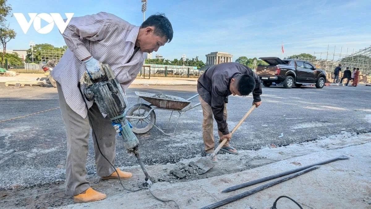 Under Hanoi’s scorching summer heat nearing 40°C, officers, engineers, and workers remain steadfast on-site, working tirelessly with the highest sense of dedication. 