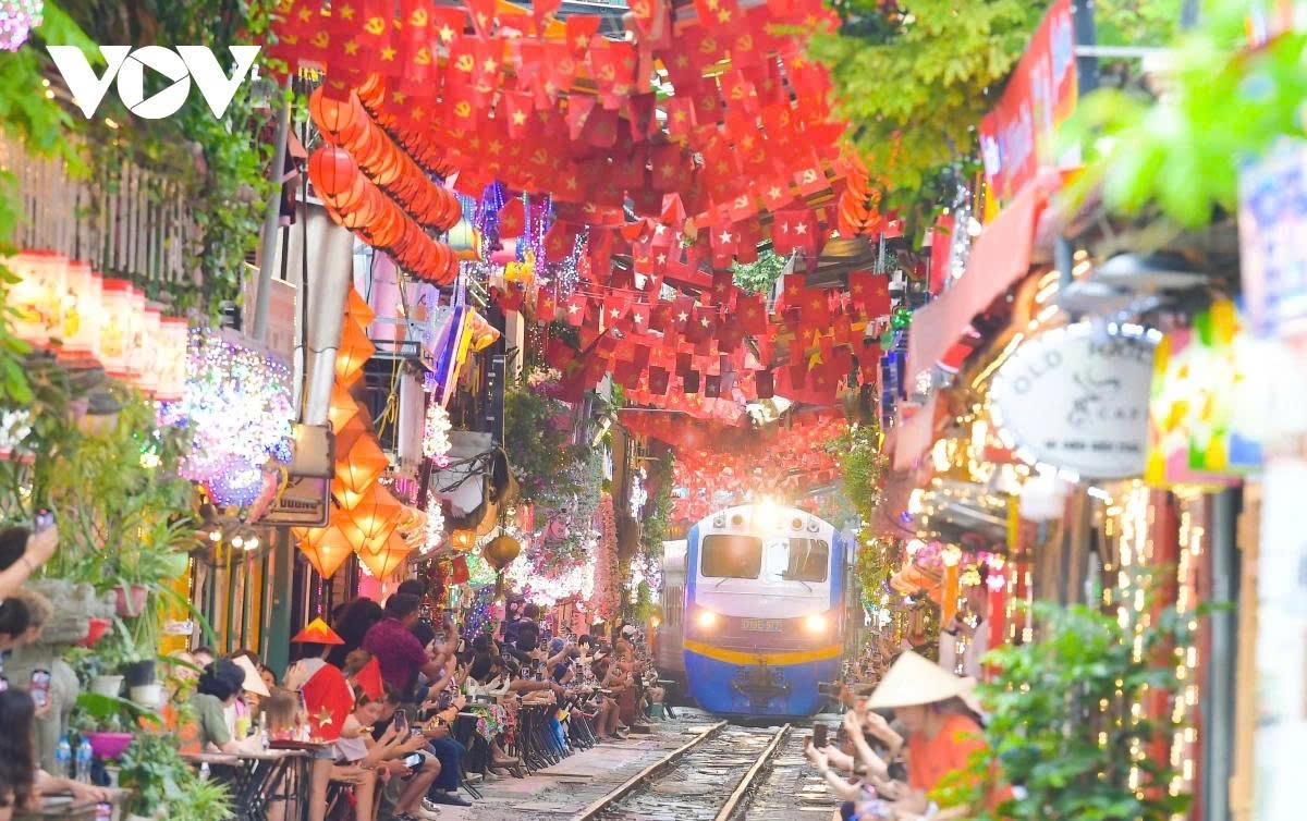 Narrow alleys, cafés, shops, and schools also join the festive atmosphere with flags, lanterns, flowers, and banners bearing slogans such as “Independence – Freedom – Happiness”