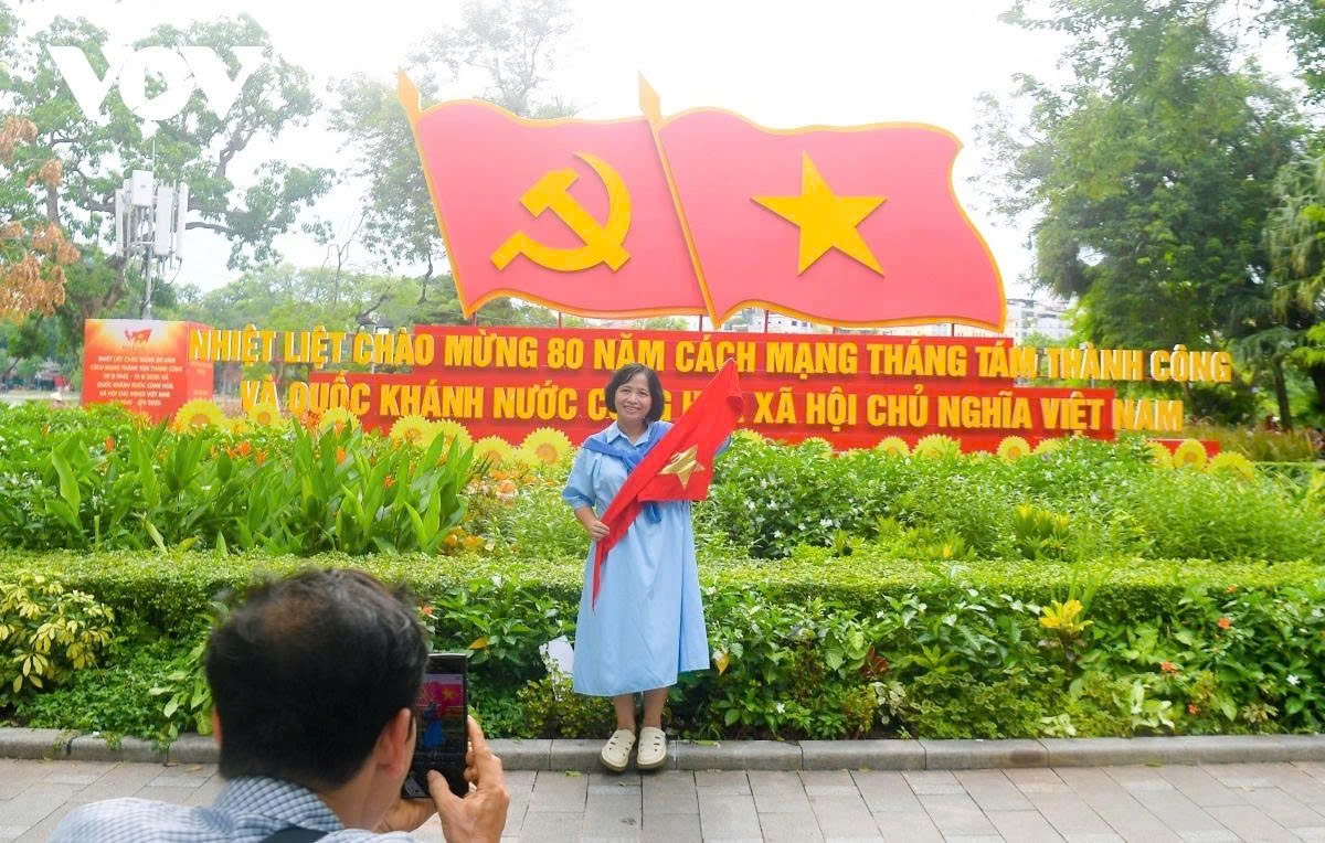 From elderly citizens to families with children to Gen Z youth, everyone in Hanoi is sharing in the same joy and pride.
