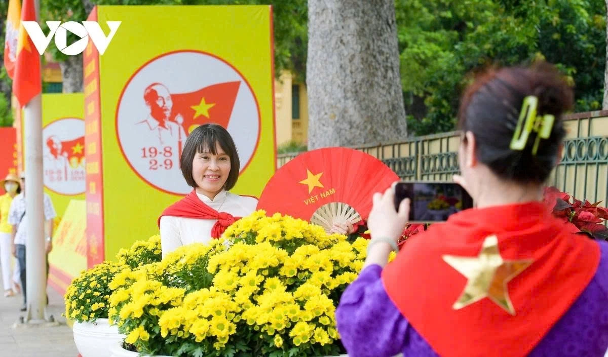 Many want to capture beautiful moments during this great holiday, expressing their love for the country and their connection to its history.