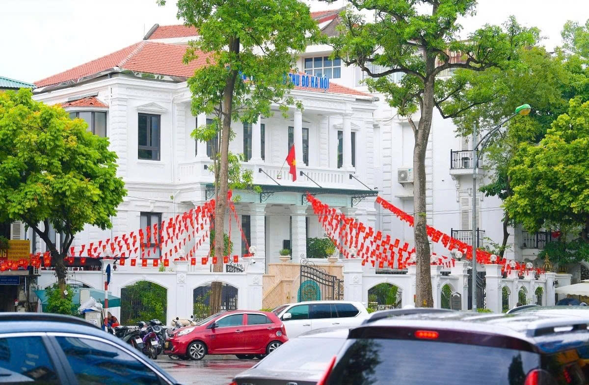 Hospitals, government offices, coffee shops, and hotels are also festooned with banners, lights, and flowers to join in the celebratory mood.