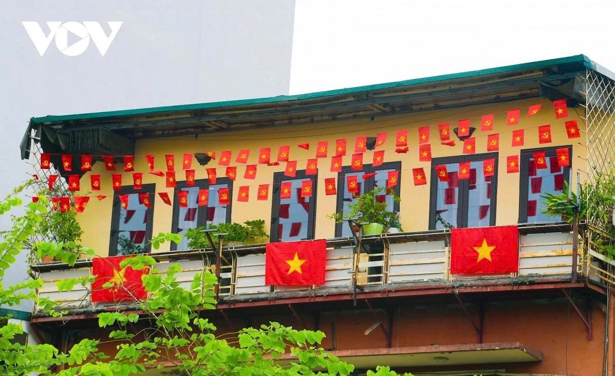 In many restaurants and buildings, national flags and Party flags are hung around, creating a jubilant atmosphere to welcome the country’s major national holiday.