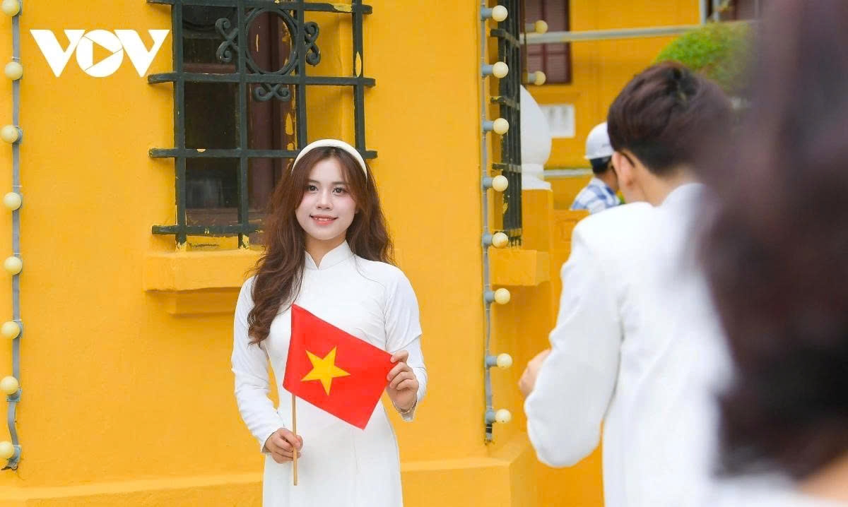 Young people flock to historic Ba Dinh Square in order to capture memorable moments during this historic time for the nation.