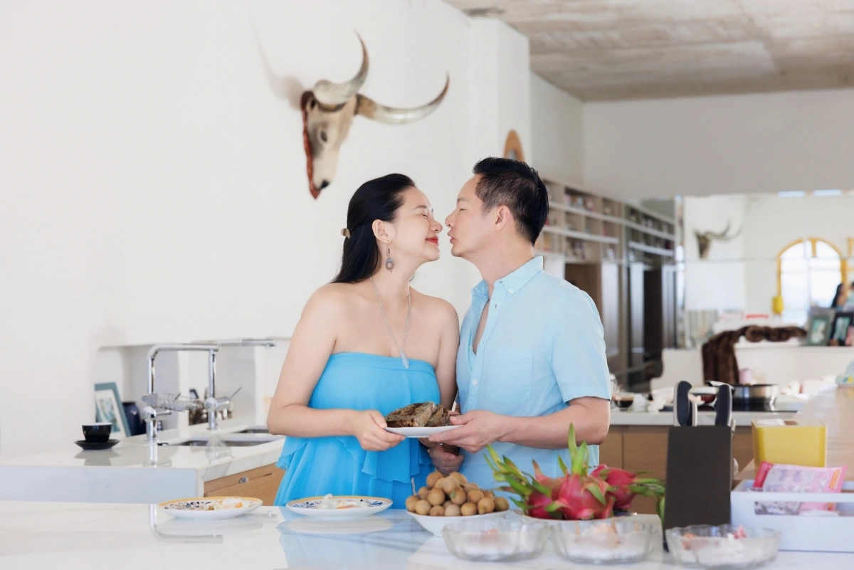 Người mẫu Phan Như Thảo và ông xã Đức An tận hưởng kỳ nghỉ hè tại biệt thự 800 m2 ở làng chài Ninh Tịnh, cùng nấu ăn, đọc sách và chăm sóc con gái.
