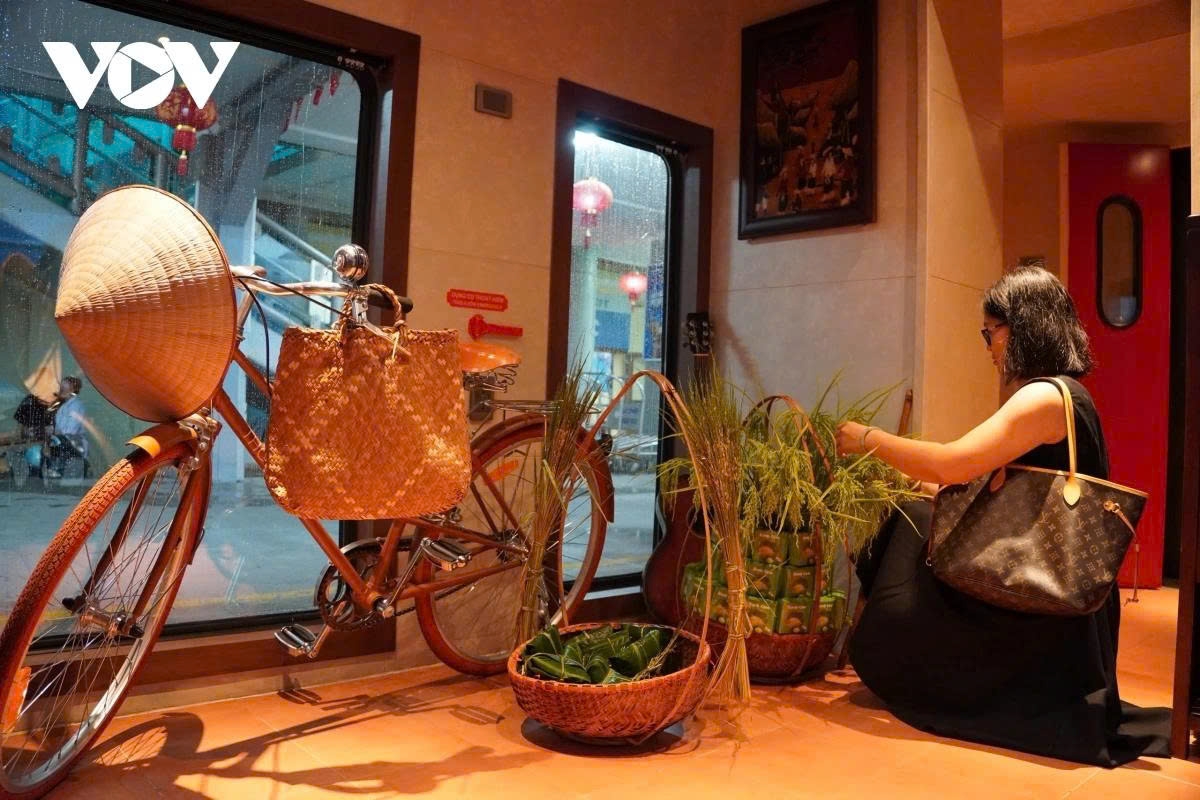 Dam The Anh of Hanoi shares that visiting the heritage train helps her to discover a version of the capital from the old times.