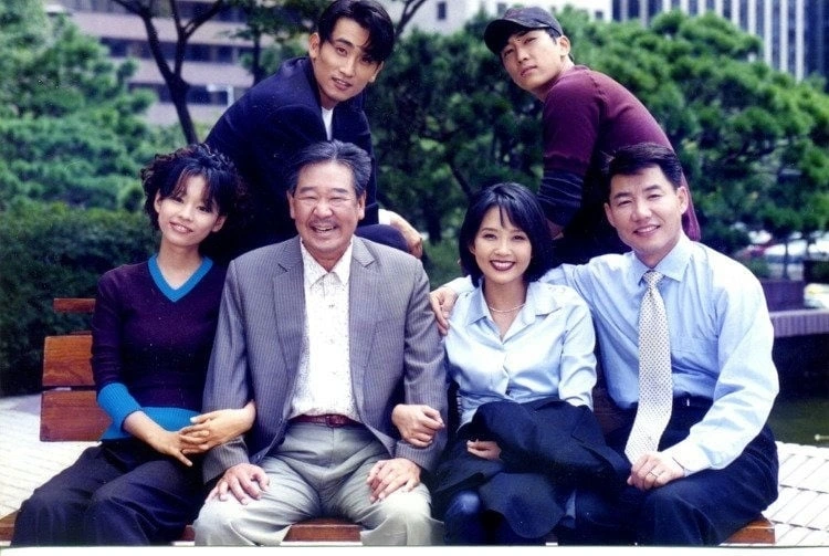 "You And I" (Anh và em) xoay quanh người con trai cả Park Jae Chul (Park Sang Won) gánh vác gánh nặng gia đình sau cái chết của cha mình. Dài 58 tập, "You and I" đã khéo léo khai thác các chủ đề về tình yêu, nghĩa vụ và xung đột thế hệ, đồng thời xây dựng những cung bậc cảm xúc đáng nhớ, giúp phim lọt vào top những phim Hàn Quốc hay nhất với tỷ suất người xem hơn 63%. 