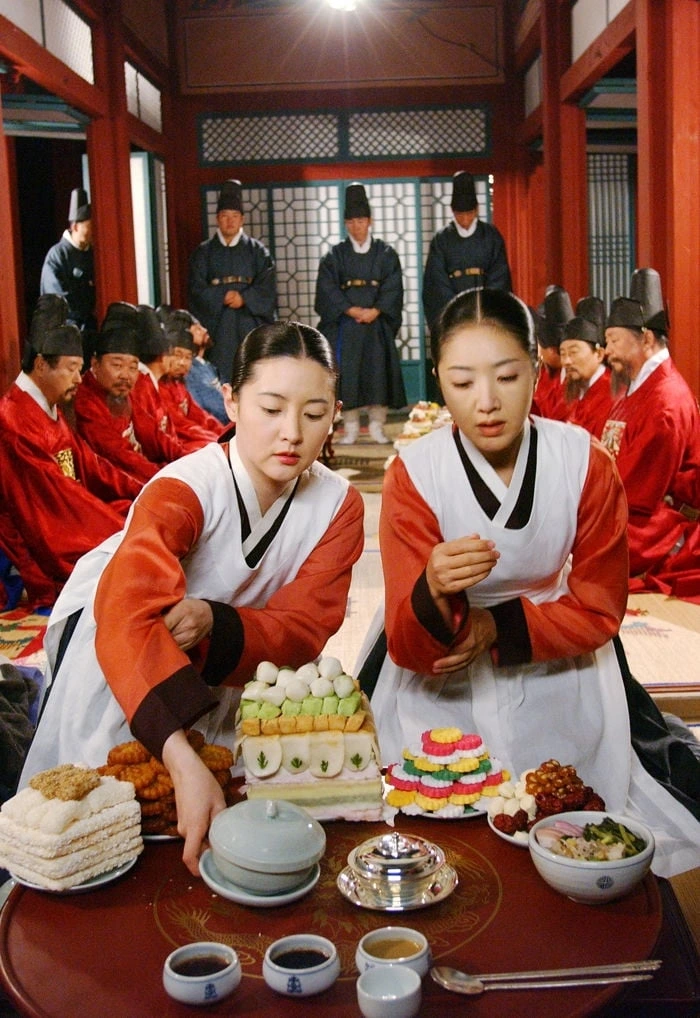 "Jewel in the Palace" (Nàng Dae Jang Geum) kể về Jang Geum, nữ đầu bếp tài giỏi vượt qua mọi định kiến để trở thành ngự y đầu tiên thời Joseon. Với bối cảnh cung đình đẹp mắt, truyền thống ẩm thực đặc sắc và diễn xuất xuất sắc của Lee Young Ae, bộ phim đã trở nên nổi tiếng khắp châu Á và góp phần củng cố làn sóng Hallyu trên toàn thế giới. Phim đạt tỷ suất người xem cao nhất là 57.8%.