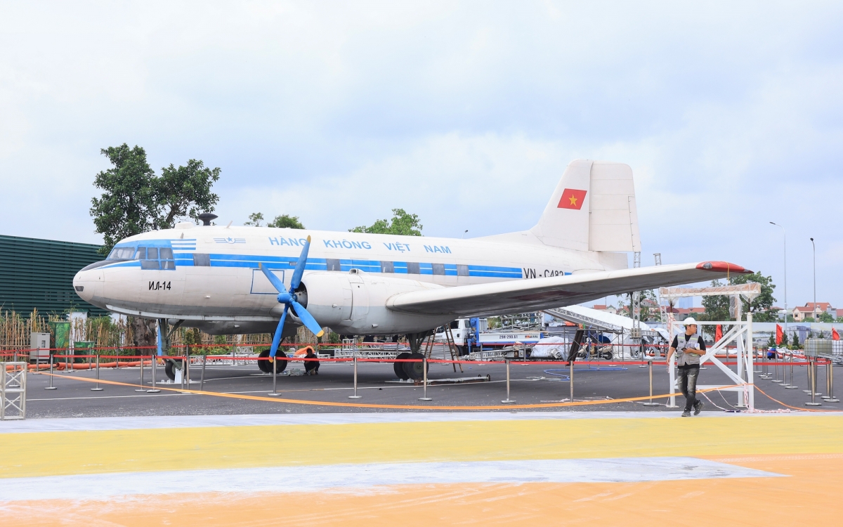 Máy bay IL-14 - chiếc chuyên cơ từng nhiều lần thực hiện các chuyến bay đặc biệt, chở Chủ tịch Hồ Chí Minh cùng lãnh đạo Đảng, Nhà nước trong thời kỳ kháng chiến chống Mỹ được trưng bày tại phân khu “Khát vọng bầu trời”.