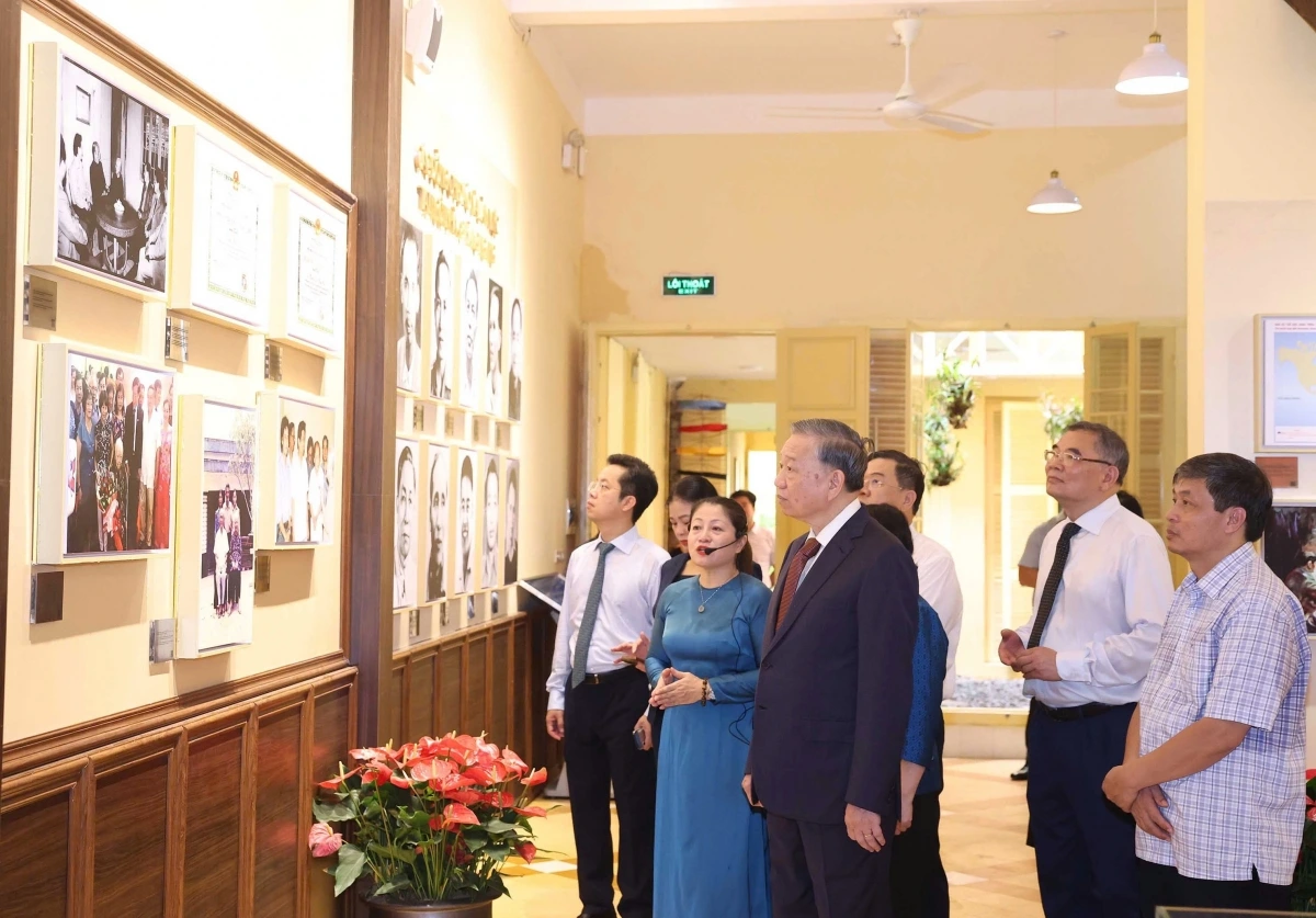 Tổng Bí thư Tô Lâm tham quan Di tích nhà số 48 Hàng Ngang và nghe giới thiệu về khu di tích, những kỷ vật quý giá của Chủ tịch Hồ Chí Minh còn lưu giữ tại đây và những câu chuyện về bản Tuyên ngôn Độc lập khai sinh ra nước Việt Nam Dân chủ Cộng hòa. 