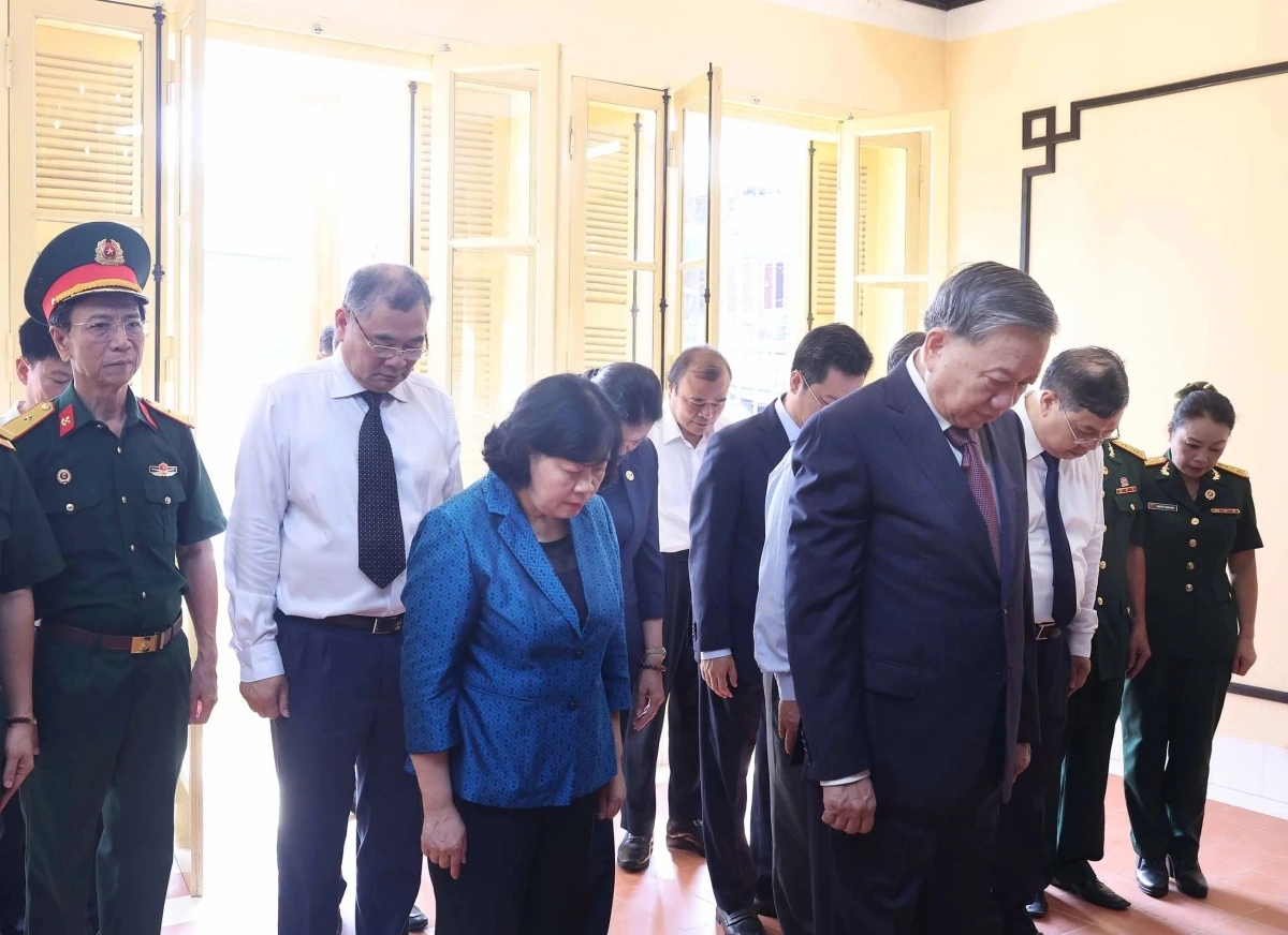 Tổng Bí thư Tô Lâm và Đoàn đại biểu dâng hương tưởng niệm Chủ tịch Hồ Chí Minh tại Di tích Nhà số 48 phố Hàng Ngang.