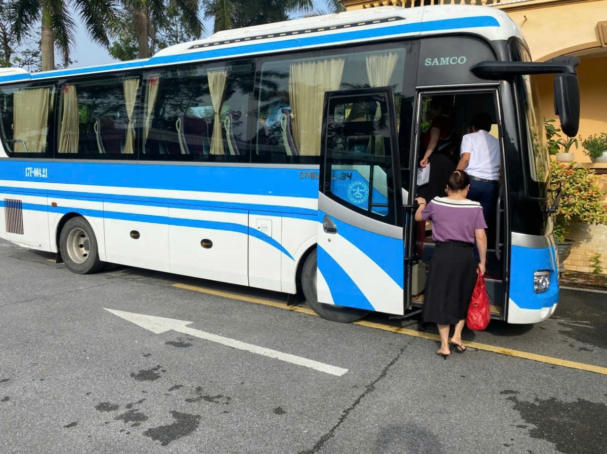 Cán bộ, công chức tỉnh Thái Bình cũ di chuyển bằng xe đưa đón sang tỉnh Hưng Yên mới làm việc. Ảnh: PV
