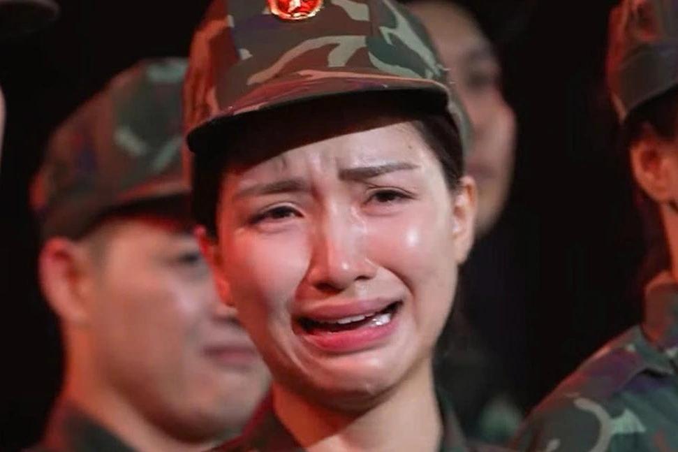 Hòa Minzy bật khóc