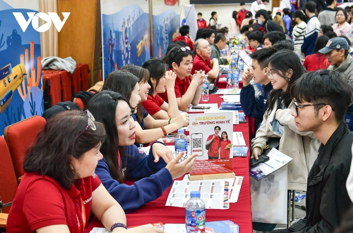 Thí sinh nghe tư vấn tuyển sinh trực tiếp từ các trường đại học
