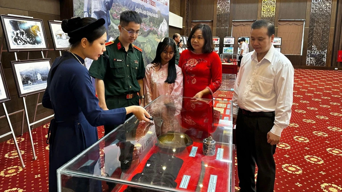 Các đại biểu tham quan khu trưng bày.