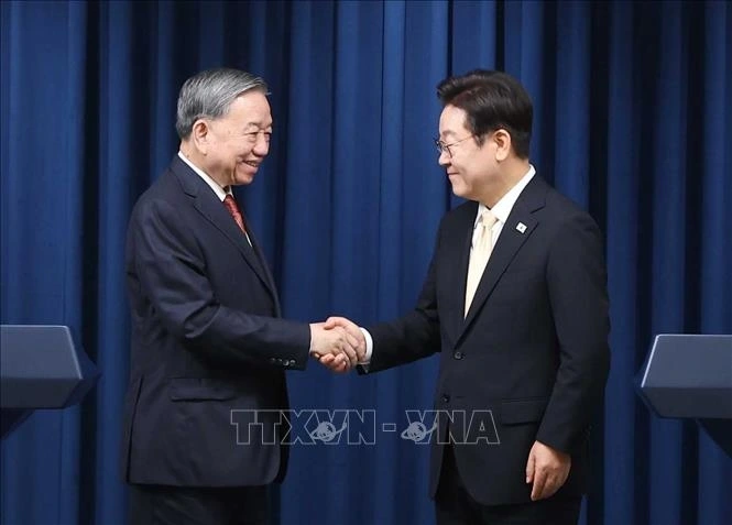 Tổng Bí thư Tô Lâm và Tổng thống Hàn Quốc Lee Jae Myung (Ảnh: TTXVN)