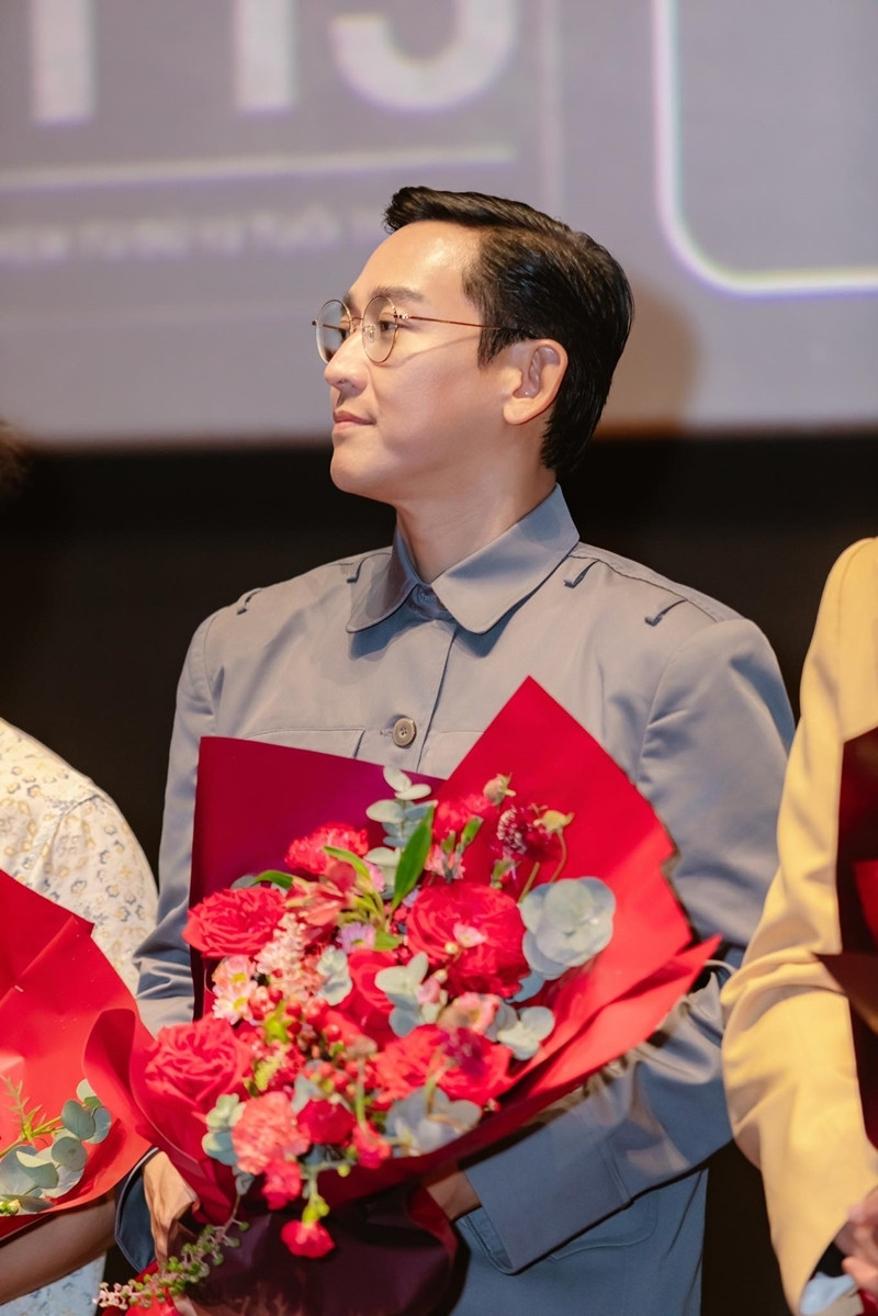 Diễn viên Hứa Vĩ Văn tri ân đồng nghiệp và khán giả ủng hộ buổi ra mắt phim "Mưa đỏ" tại Hà Nội dù thời tiết không thuận lợi.