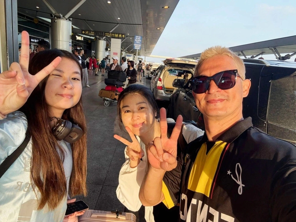 Diễn viên Huy Khánh phủ nhận tin đồn anh và vợ cũ Mạc Anh Thư 'gương vỡ lại lành' sau ly hôn. Huy Khánh cho biết anh hiện giữ mối quan hệ hòa thuận, coi Mạc Anh Thư như người thân vì lợi ích của con gái 13 tuổi.