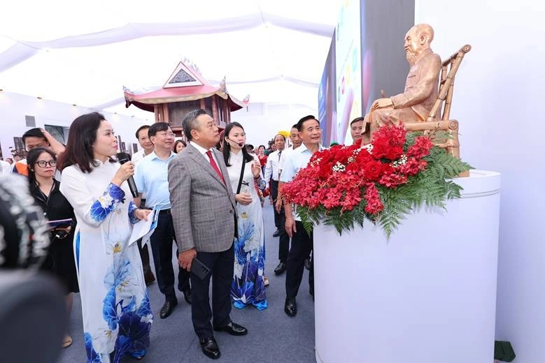 Chủ tịch Trần Sỹ Thanh ngắm nhìn tác phẩm: Bác Hồ cùng báo Nhân Dân được đúc bằng đồng nguyên khối của tác giả Nguyễn Thanh Tuấn, làng nghề đúc đồng Ngũ Xã
