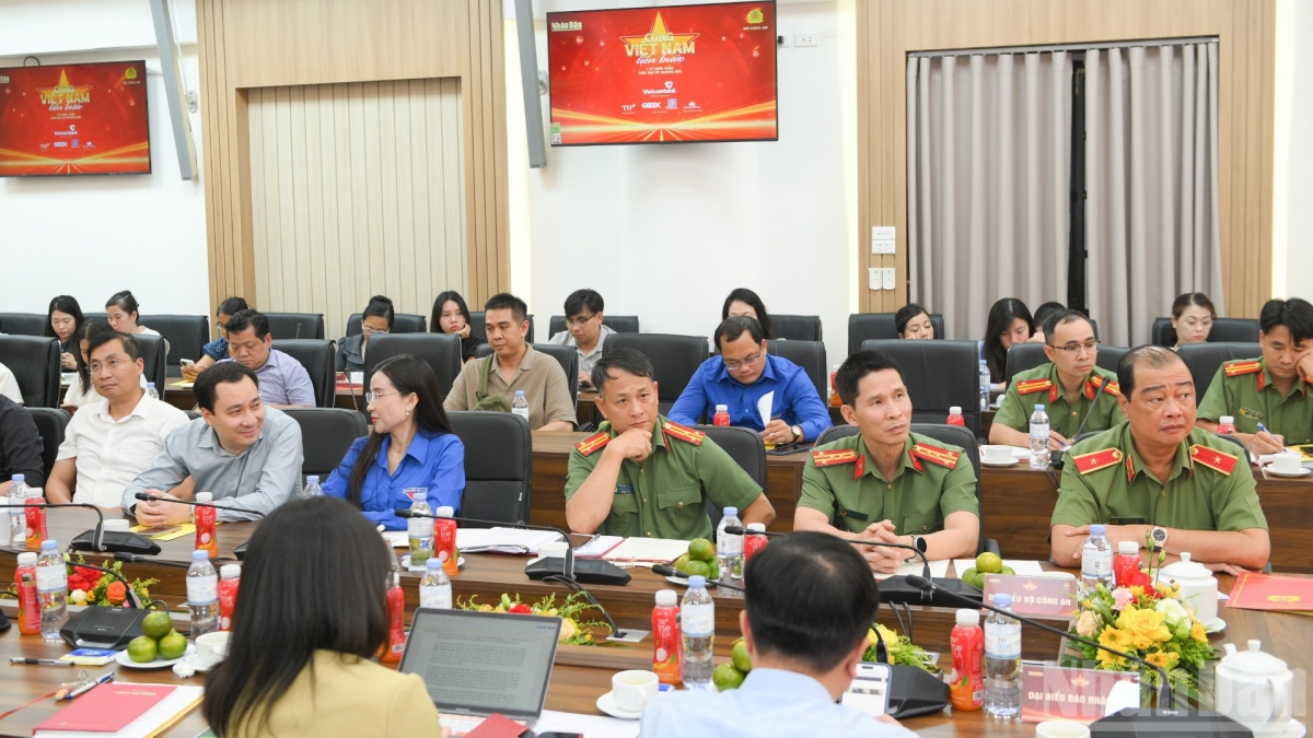 Các đại biểu tham dự buổi họp báo. (Ảnh: THẾ ĐẠI)