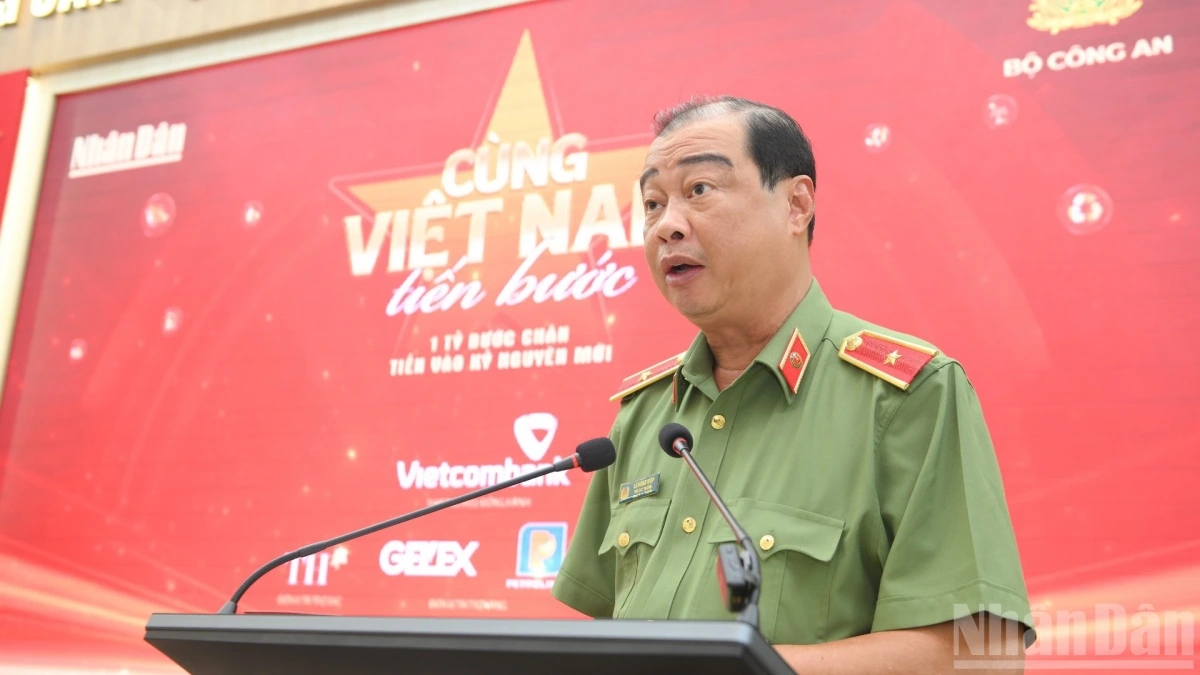 Thiếu tướng Lê Hồng Hiệp, Phó Cục trưởng Cục Công tác chính trị phát biểu tại buổi họp báo. (Ảnh: THẾ ĐẠI)