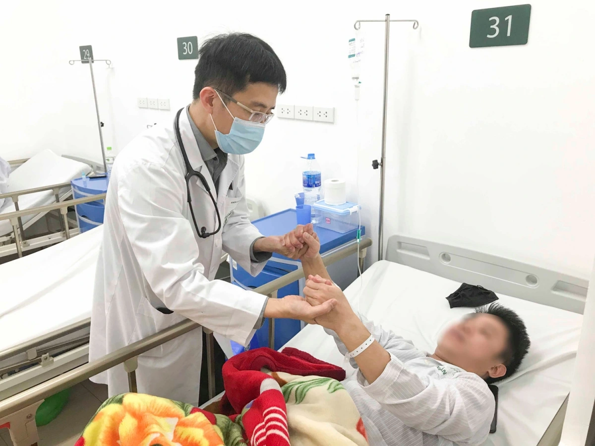 PGS.TS Mai Duy Tôn, Giám đốc Trung tâm Đột quỵ (BV Bạch Mai) khám cho bệnh nhân đột quỵ