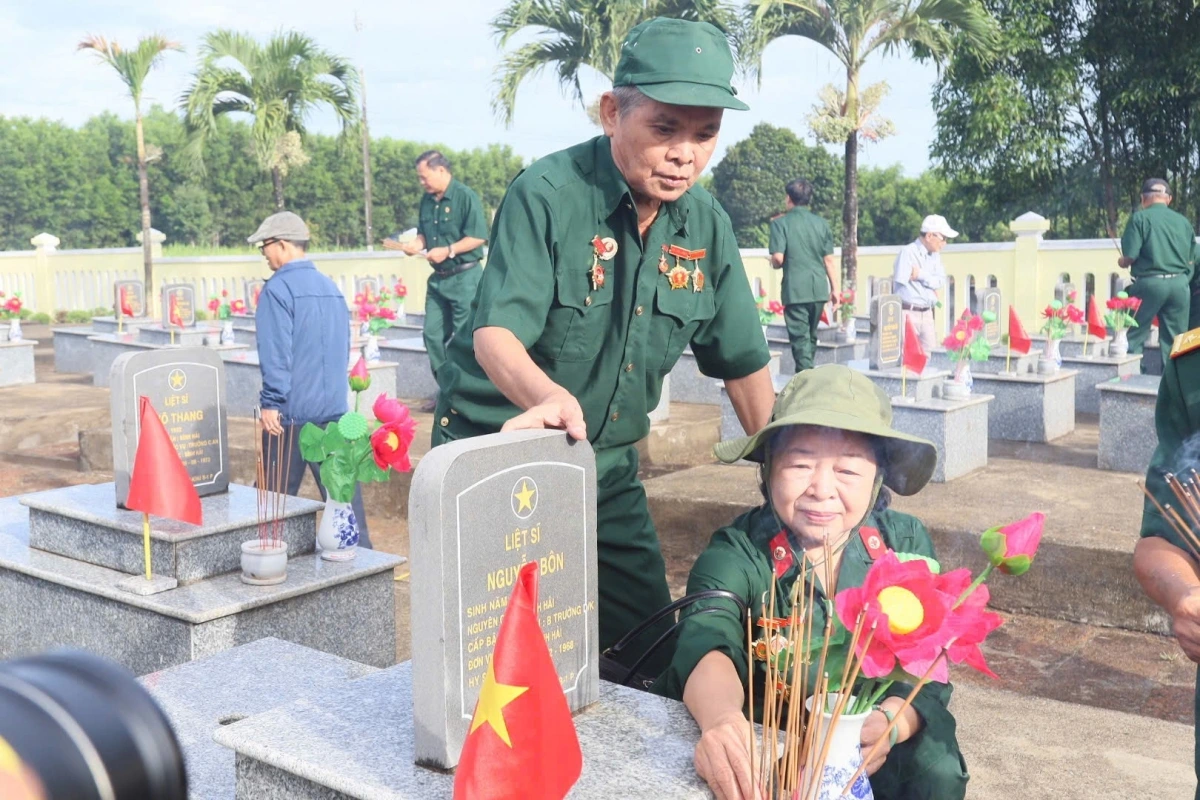 Các cựu chiến binh viếng hương .