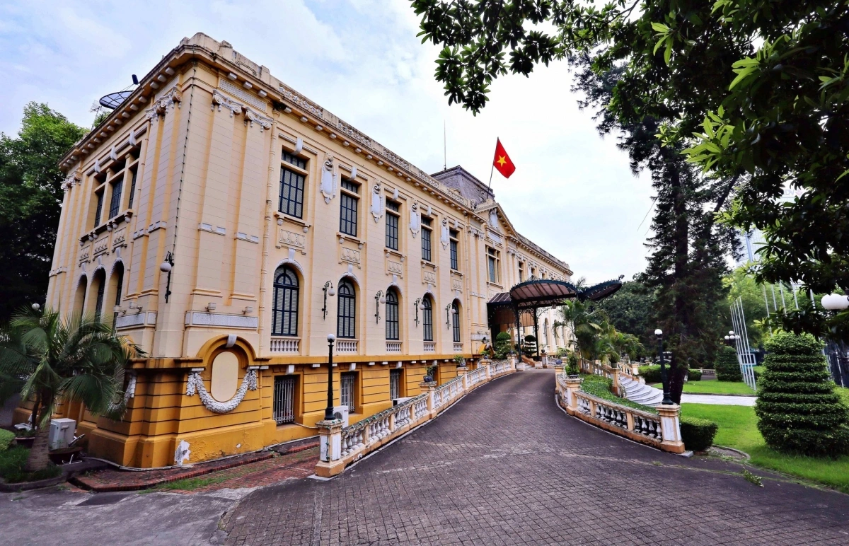 Bắc Bộ Phủ không chỉ là một công trình kiến trúc nằm giữa lòng Hà Nội, mà còn là biểu tượng chính trị gắn với hai thời khắc bản lề của dân tộc – Cách mạng Tháng Tám 1945 và Toàn quốc kháng chiến 1946. (Ảnh: Nhà khách Chính phủ)