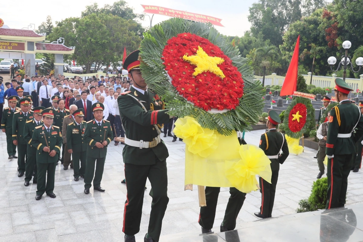 Lãnh đạo Quân khu 5 dâng hoa, dâng hương tại Nghĩa trang liệt sỹ Vạn Tường.
