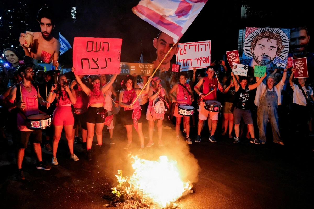 Biểu tình đòi thả con tin bị giam giữ ở Gaza tại Tel Aviv. (Ảnh: Reuters)