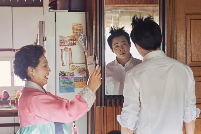 Jo Jung-suk thể hiện xuất sắc sự kết hợp giữa hài hước, cảm xúc chân thật và hành động trong phim "Exit".