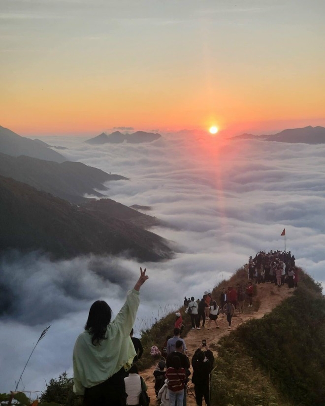 Huntinng for clouds in Ta Xua, Son La (Photo: VNA)